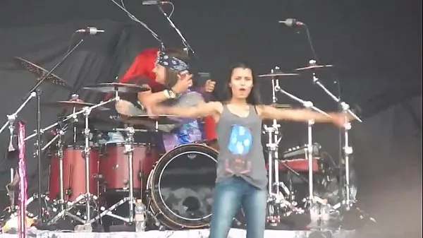 Girl mostrando peitões no Monster of Rock 2015أهم مقاطع الفيديو الجديدة