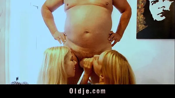 新Fat old man rimmed and sucked by two blonde teens热门视频
