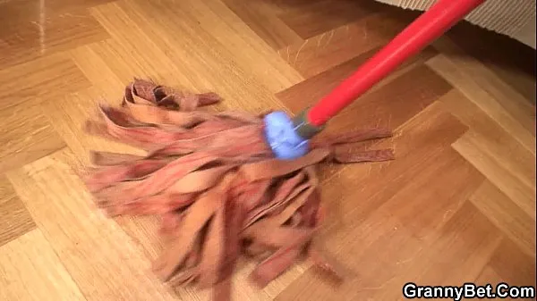 Video baru Cleaning mature woman rides his hard meat teratas