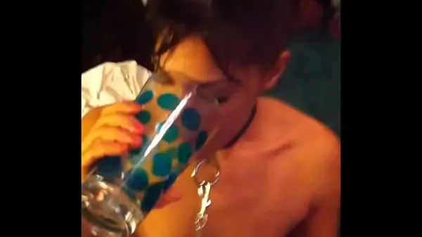 Nya Latina Girlfriend drinks piss from cup toppvideor