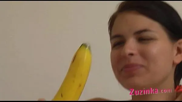 Nya How-to: Young brunette girl teaches using a banana toppvideor