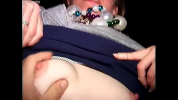 Nye Blonde Flashes Tits And Strangers Touch toppvideoer
