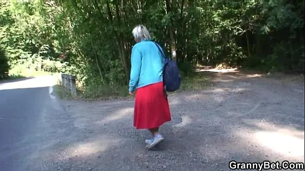 Video mới He picks up and bangs granny outside hàng đầu