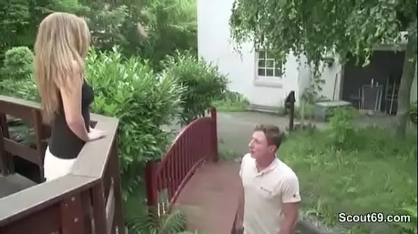 Novi Teeny Caren fucks the landlord because of debts in the garden najboljši videoposnetki