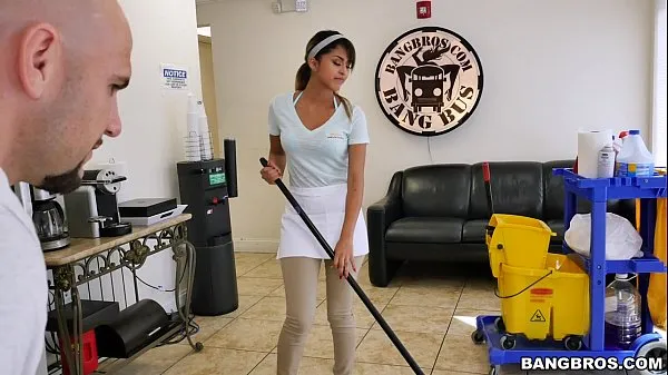 Yeni BANGBROS - The new cleaning lady swallows a loaden iyi videolar