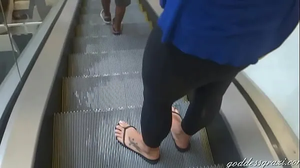 Video baru Goddess Grazi perfect feet in flip flops teratas