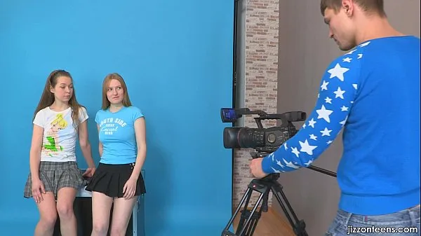 نئے Lora and Jazzy seduce cameraman سرفہرست ویڈیوز