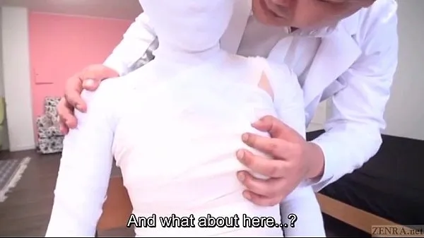 Nieuwe Subtitled bizarre Japanese woman bandaged head to toe topvideo's