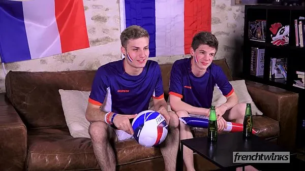 Two twinks support the French Soccer team in their own way Video teratas baharu