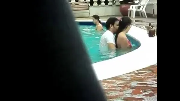 新Young naughty little bitch wife fucking in the pool热门视频