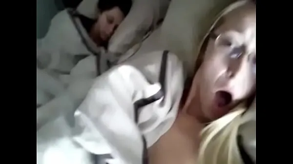 Nye Blonde Masturbates Next to Her Best Friend toppvideoer