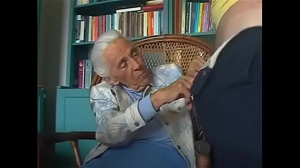Nieuwe 92-years old granny sucking grandson topvideo's