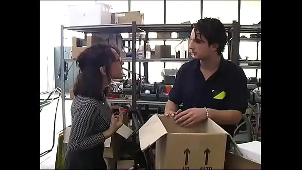 새로운 Sexy secretary in a warehouse by workers 인기 동영상