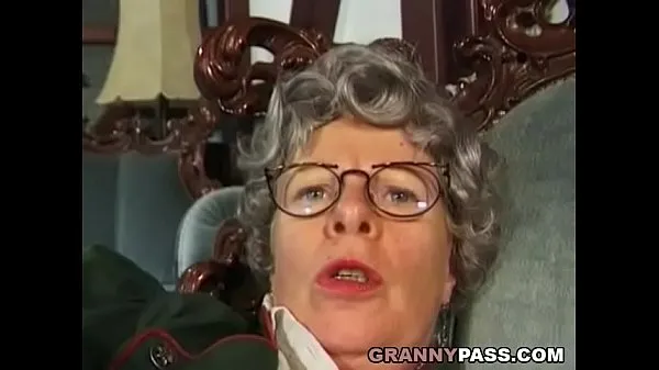 新Granny Fingers Her Ass热门视频