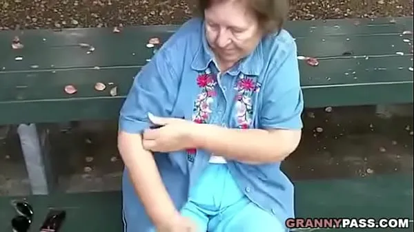 Granny Flashing In Publicأهم مقاطع الفيديو الجديدة