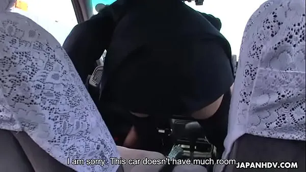 Novi Taxi driver Asian babe fucked in the taxi ride najboljši videoposnetki