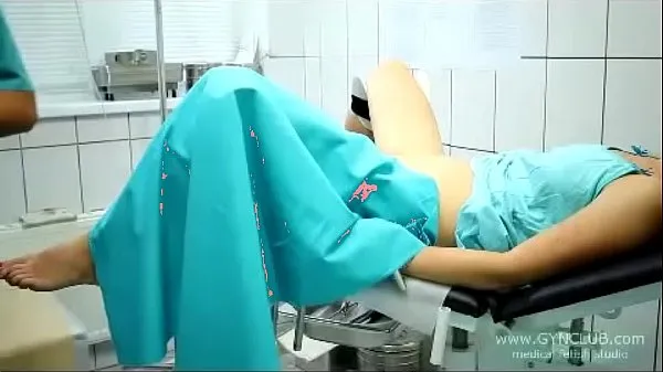 Nya beautiful girl on a gynecological chair (33 toppvideor