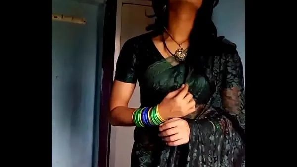 Νέα Crossdresser in green saree κορυφαία βίντεο