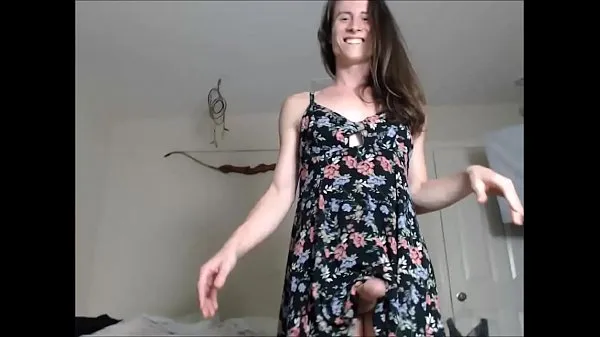 Νέα Shemale in a Floral Dress Showing You Her Pretty Cock κορυφαία βίντεο