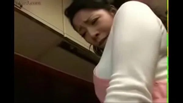 Novi Japanese Wife and Young Boy in Kitchen Fun najboljši videoposnetki