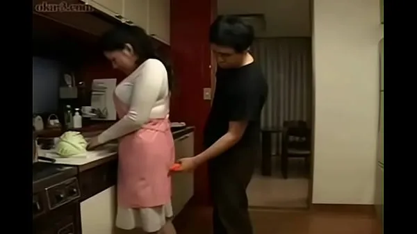 新Japanese Step Mom and Son in Kitchen Fun热门视频