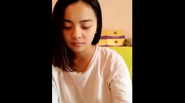ใหม่ Young Asian teen showing her smooth body วิดีโอยอดนิยม