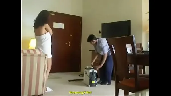 Indian Bhabhi flashing towel room serviceأهم مقاطع الفيديو الجديدة