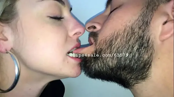 Nouvelles Friday and Kat Kissing Vidéo 2 meilleures vidéos