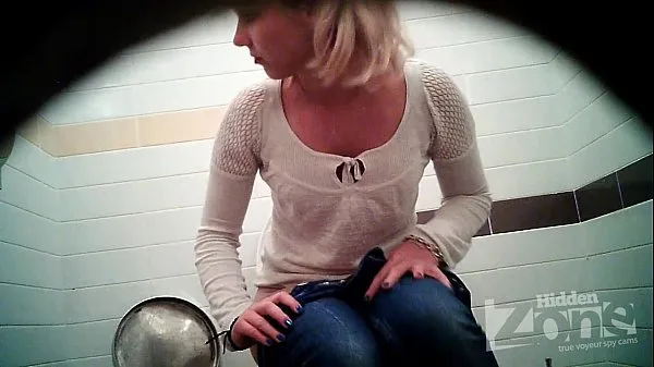 Nye Successful voyeur video of the toilet. View from the two cameras topvideoer