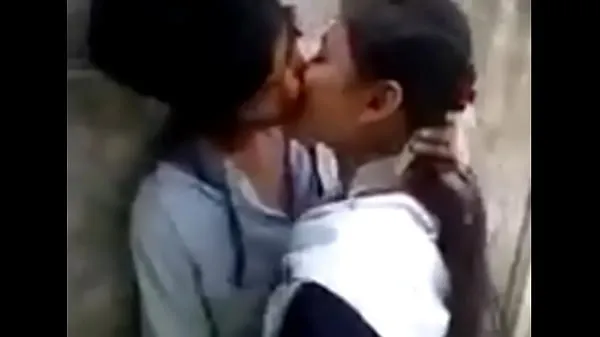 Nya Hot kissing scene in college toppvideor