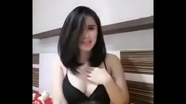 Nové Indonesian Bigo Live Shows off Smooth Tits najlepšie videá