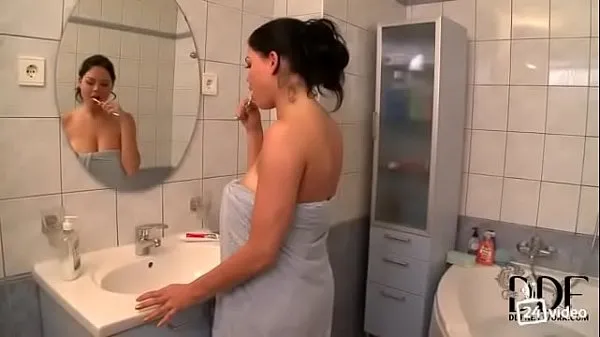 Girl with big natural Tits gets fucked in the shower Video teratas baharu