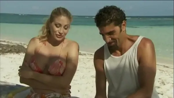 Novi Italian pornstar Vittoria Risi screwed by two sailors on the beach najboljši videoposnetki