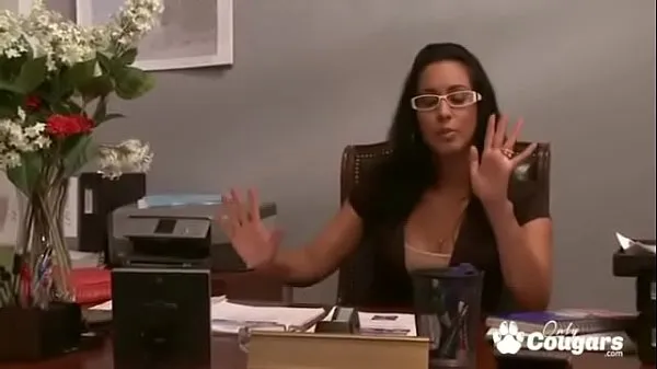 Nieuwe Boss Lady Isis Love Makes Her Employees Do More Than Just The TPS Reports topvideo's