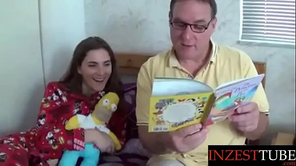 Novi step Daddy Reads Daughter a Bedtime Story najboljši videoposnetki