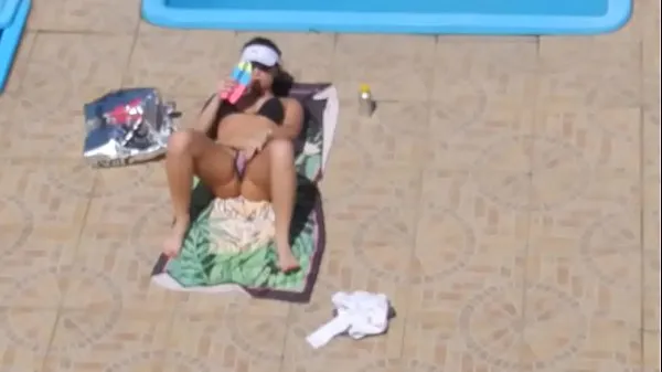 New Flagra safada masturbando Piscina Flagged Girl masturbate on the pool top Videos
