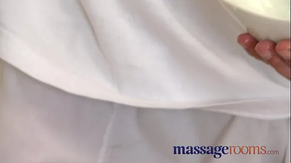 نئے Massage Rooms Mature woman with hairy pussy given orgasm سرفہرست ویڈیوز