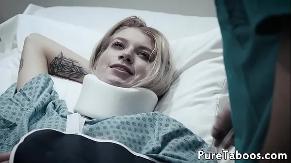 Novi Tattooed teen patient gets pussyfucked najboljši videoposnetki