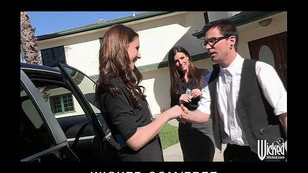 Video mới Pair of sisters bribe their car salesman into a threesome hàng đầu