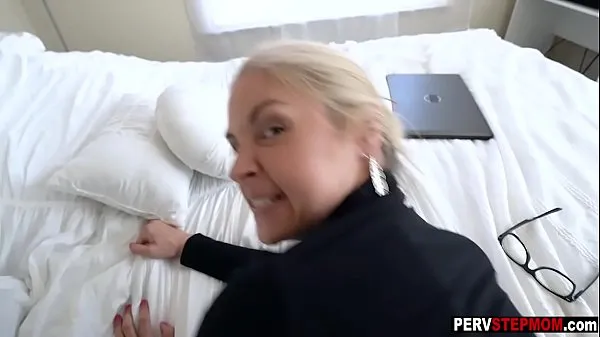 Novi Blonde MILF stepmom wants new round with her little boy najboljši videoposnetki