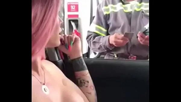 Nye TRANSEX WENT TO FUEL THE CAR AND SHOWED HIS BREASTS TO THE CAIXINHA FRONTMAN toppvideoer