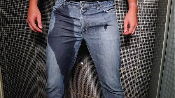 Guy pee inside his jeans and cumshot on end Video teratas baharu