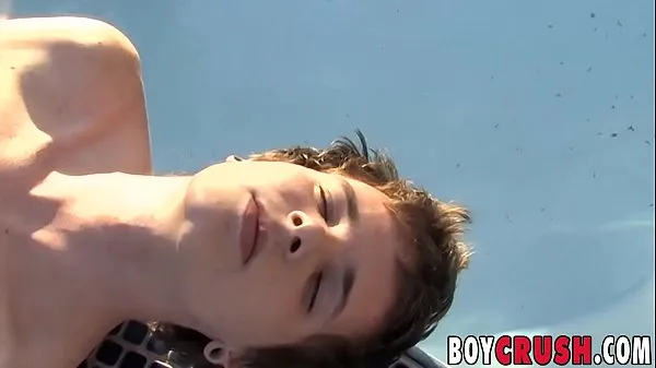 Nya Sweet teen male tugging off at his private pool toppvideor