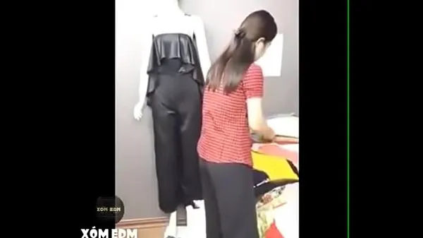 新Beautiful girls try out clothes and show off breasts before webcam热门视频