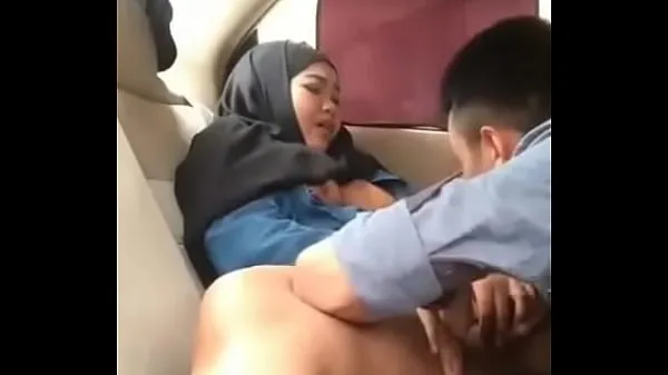 Hijab girl in car with boyfriend Video teratas baharu