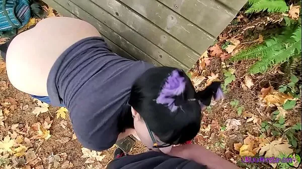 Nieuwe Kitty explores the whole woods to find this nice secluded bench to rest my backpack full of toys on. Now she can finally give this pussy the attention it needs topvideo's