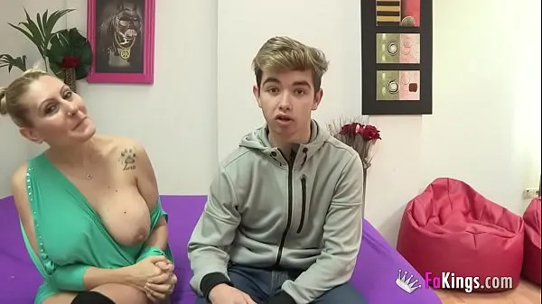 Nuovi nuria e le sue enorme boobies scopano un novellino di 18 anni che ha letà di suo figliovideo principali