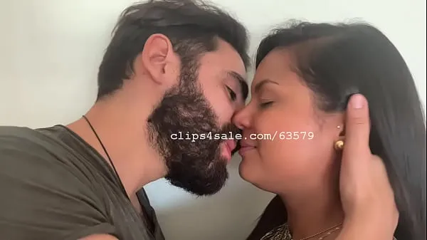 Nuovi Gonzalo and Claudia Kissing Tuesdayvideo principali