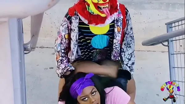 Yeni Juicy Tee Gets Fucked by Gibby The Clown on A Busy Highway During Rush Houren iyi videolar