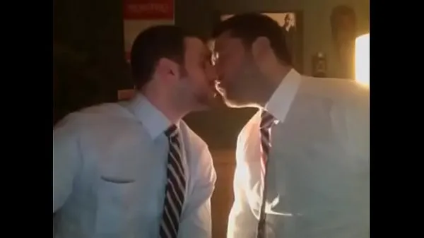 Novi Sexy Guys Kissing Each Other While Smoking najboljši videoposnetki
